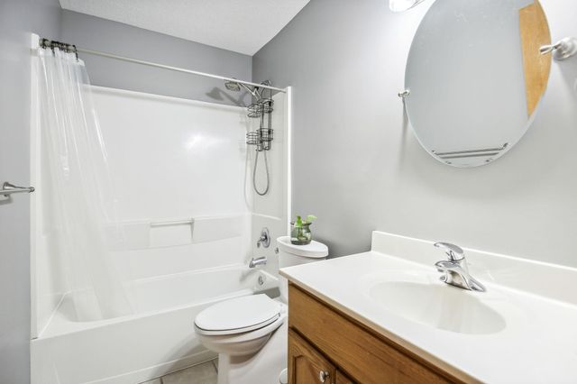 1860 Mcmenemy Street E, Maplewood, MN 55117