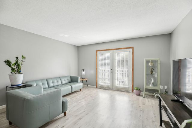 1860 Mcmenemy Street E, Maplewood, MN 55117