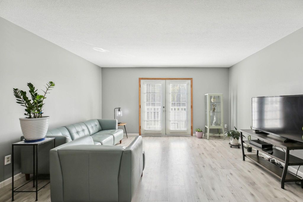 1860 Mcmenemy Street E, Maplewood, MN 55117