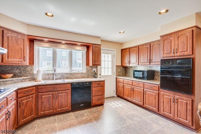 866 Crescent Dr, Rahway City, NJ 07065