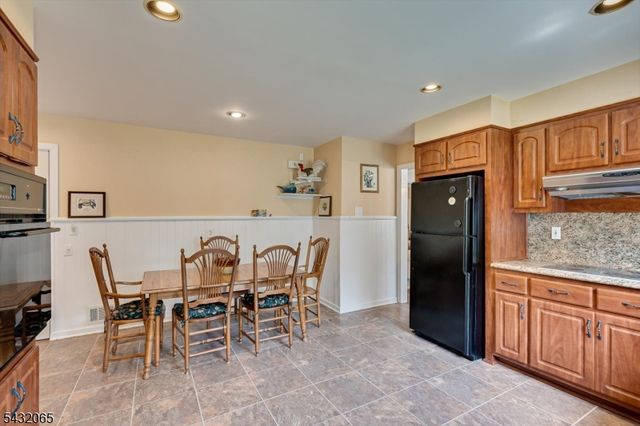 866 Crescent Dr, Rahway City, NJ 07065