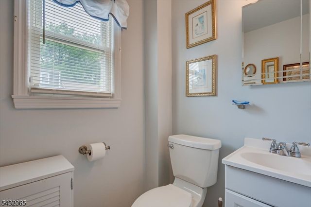 866 Crescent Dr, Rahway City, NJ 07065