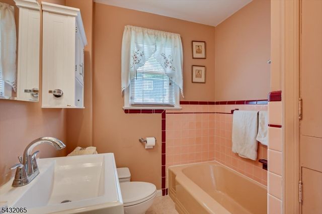 866 Crescent Dr, Rahway City, NJ 07065