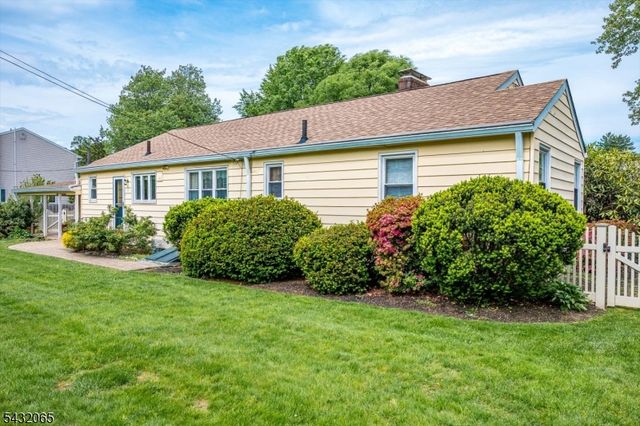 866 Crescent Dr, Rahway City, NJ 07065