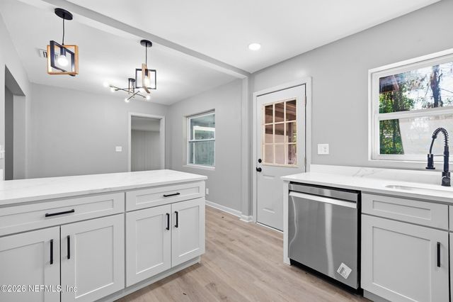 6124 WOODSIDE Drive, Jacksonville, FL 32210