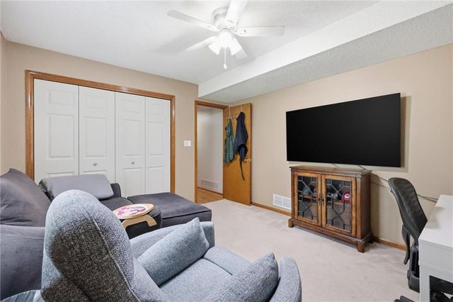 913 Park Avenue, Leavenworth, KS 66048