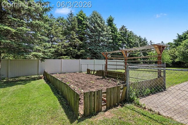 46430 Schoenherr Road, Utica, MI 48315
