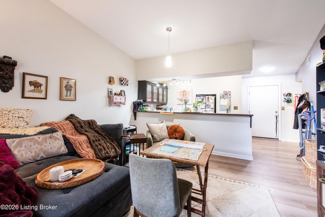2745 Grinstead Dr APT 213, Louisville, KY 40206