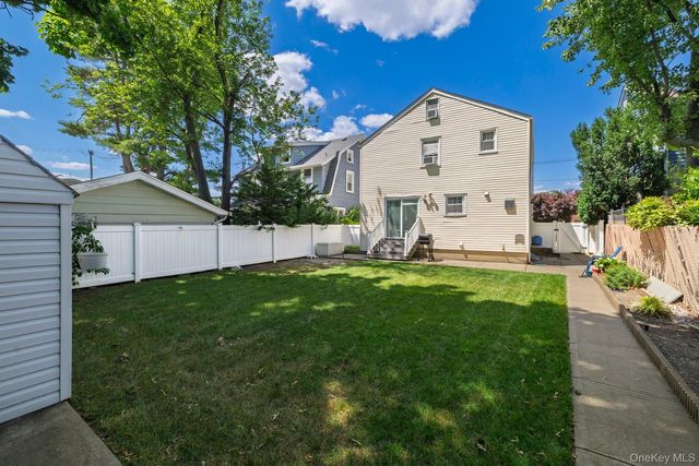 4 Nassau Boulevard, Malverne, NY 11565