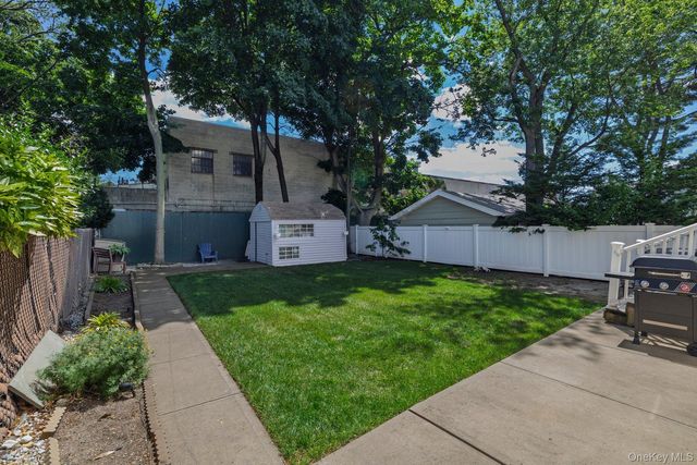 4 Nassau Boulevard, Malverne, NY 11565