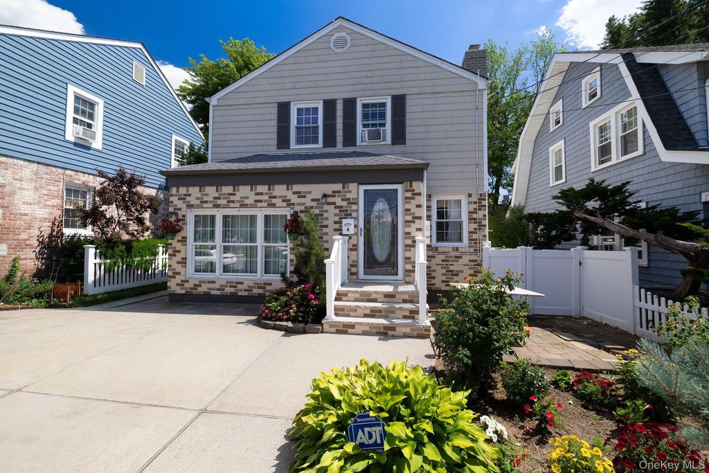4 Nassau Boulevard, Malverne, NY 11565