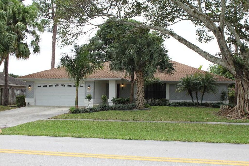 13880 Paddock Drive, Wellington, FL 33414