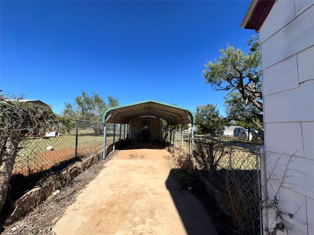 713 E Oklahoma Avenue, Sweetwater, TX 79556