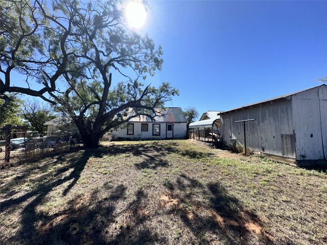 713 E Oklahoma Avenue, Sweetwater, TX 79556
