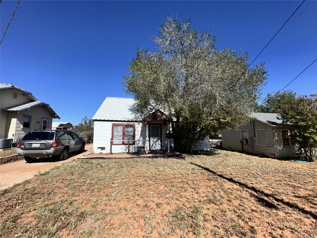 713 E Oklahoma Avenue, Sweetwater, TX 79556