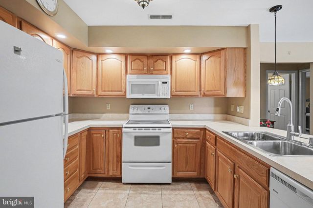 204 PINE CREST VILLAGE DR, Pine Grove, PA 17963