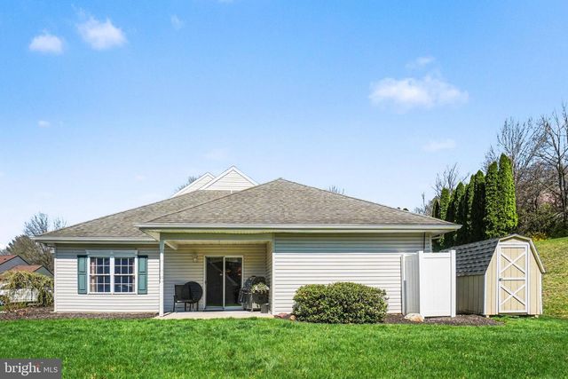 204 PINE CREST VILLAGE DR, Pine Grove, PA 17963