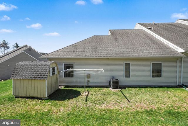 204 PINE CREST VILLAGE DR, Pine Grove, PA 17963