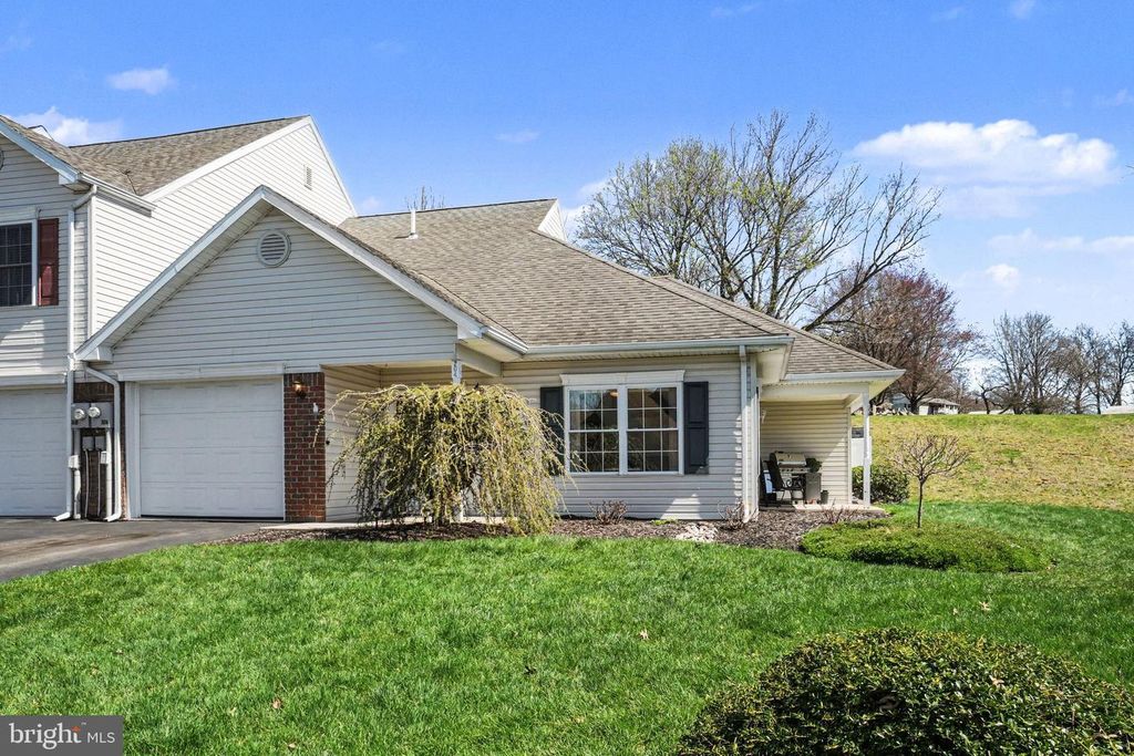 204 PINE CREST VILLAGE DR, Pine Grove, PA 17963