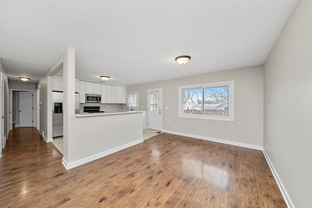 511 Freeman Avenue, Streamwood, IL 60107