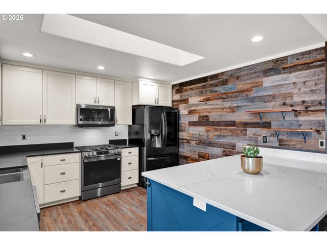 85675 GLENADA Rd, Florence, OR 97439