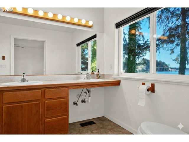 85675 GLENADA Rd, Florence, OR 97439