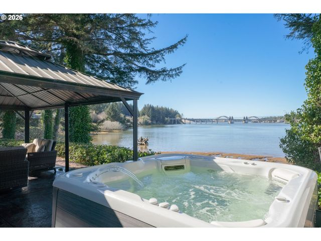 85675 GLENADA Rd, Florence, OR 97439