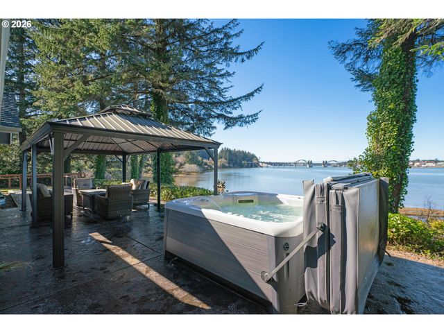 85675 GLENADA Rd, Florence, OR 97439