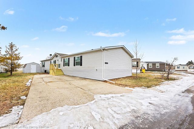 59227 Lewis Ln, Chesterfield Township, MI 48048