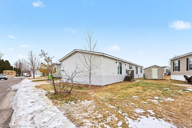 59227 Lewis Ln, Chesterfield Township, MI 48048