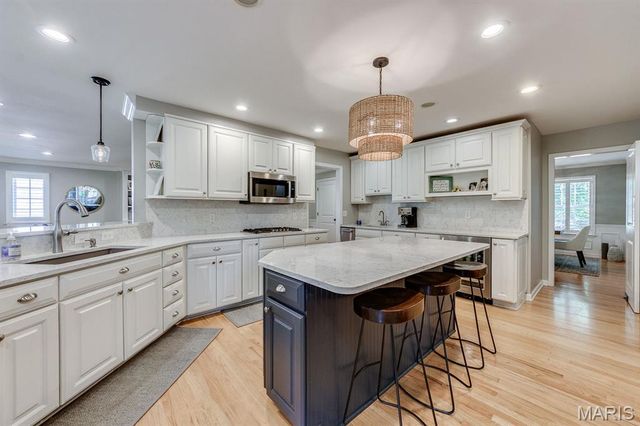 420 Woodview Manor Lane, Kirkwood, MO 63122