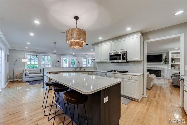 420 Woodview Manor Lane, Kirkwood, MO 63122