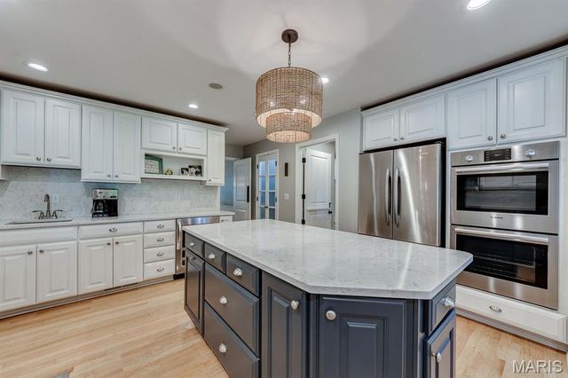420 Woodview Manor Lane, Kirkwood, MO 63122