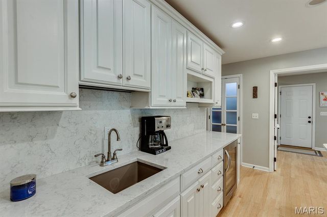 420 Woodview Manor Lane, Kirkwood, MO 63122