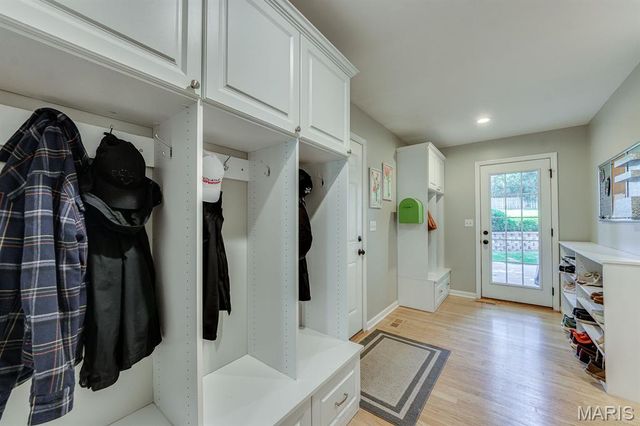 420 Woodview Manor Lane, Kirkwood, MO 63122
