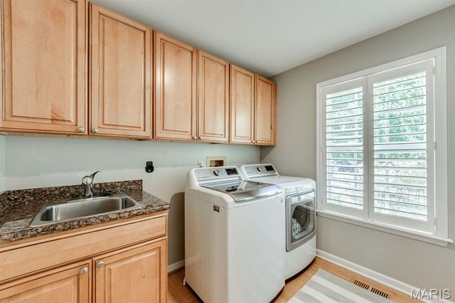 420 Woodview Manor Lane, Kirkwood, MO 63122