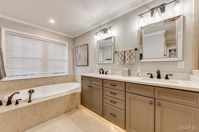 420 Woodview Manor Lane, Kirkwood, MO 63122