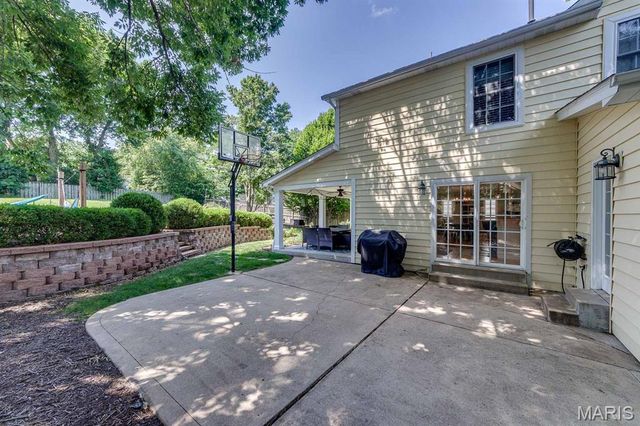 420 Woodview Manor Lane, Kirkwood, MO 63122