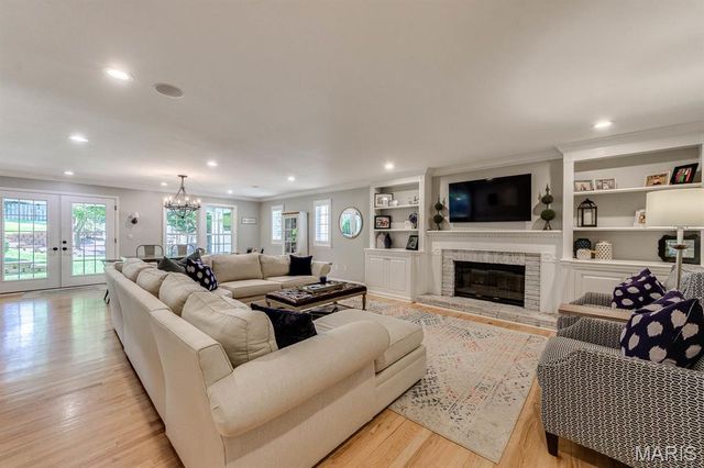 420 Woodview Manor Lane, Kirkwood, MO 63122