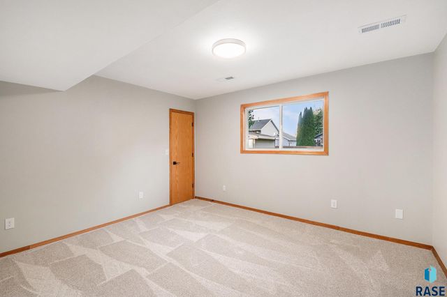 4912 E Brennan Dr Drive, Sioux Falls, SD 57110