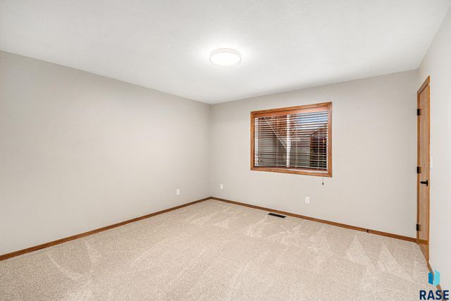 4912 E Brennan Dr Drive, Sioux Falls, SD 57110