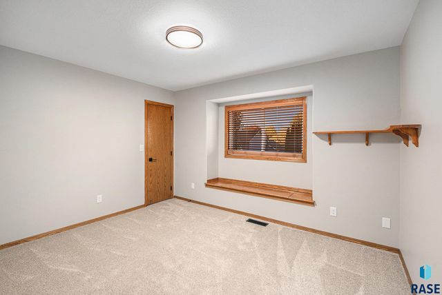 4912 E Brennan Dr Drive, Sioux Falls, SD 57110