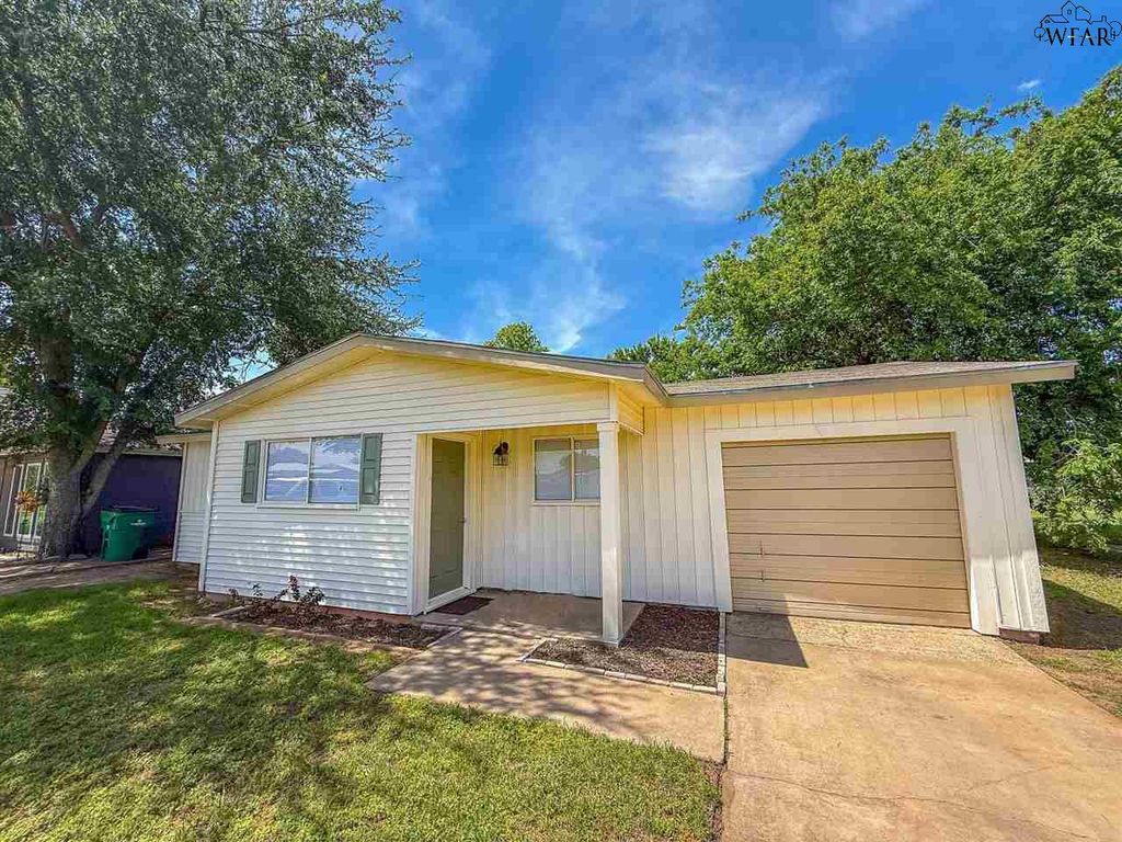 105 JAMES DRIVE, Iowa Park, TX 76367