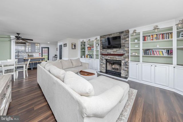 515 CAMPUS DR, Williamstown, NJ 08094