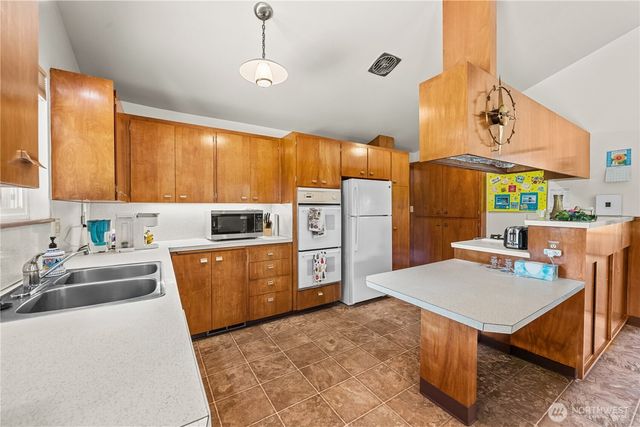 1040 Rosewood Lane, Fircrest, WA 98466