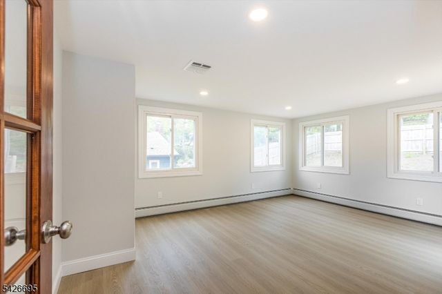 62 Elmwood Ter, Wayne Twp., NJ 07470