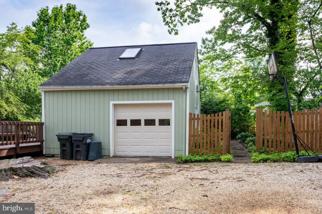 2031 HILLSIDE DR, Falls Church, VA 22043