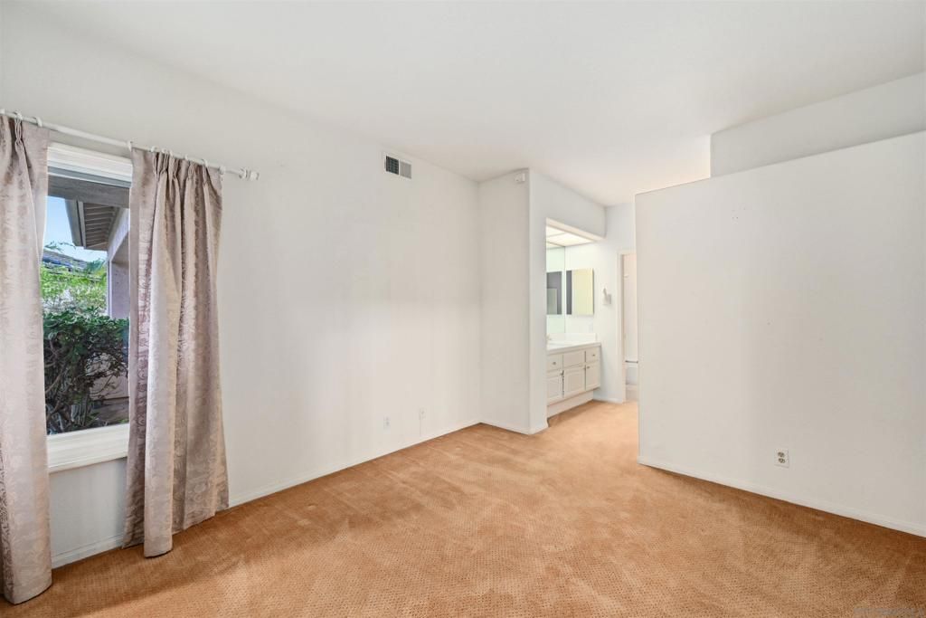 Image 28 of property listing at 516 Camino Bailen, Escondido, CA 92029