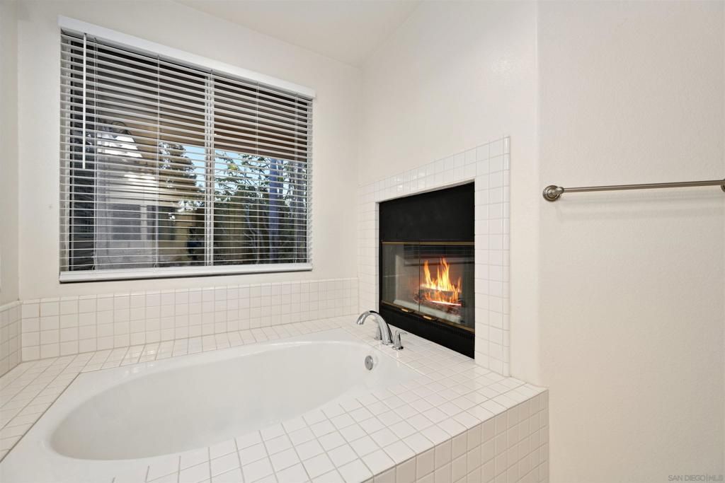 Image 33 of property listing at 516 Camino Bailen, Escondido, CA 92029