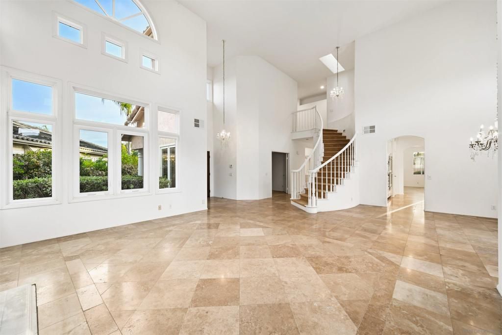 Image 8 of property listing at 516 Camino Bailen, Escondido, CA 92029